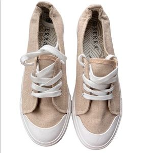 Serra, tan canvas shoes, Woman’s 9